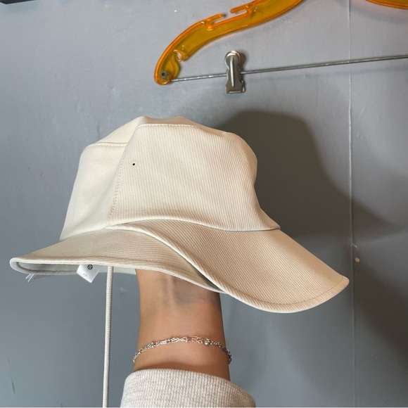 NWT Lululemon Wide-Brim Bucket Hat with Strap
White Opal - Picture 4 of 10